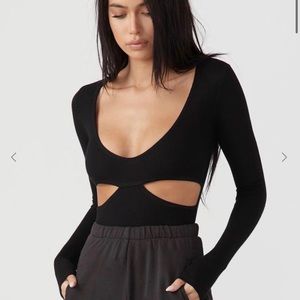 FITTED CUTOUT LONG SLEEVE